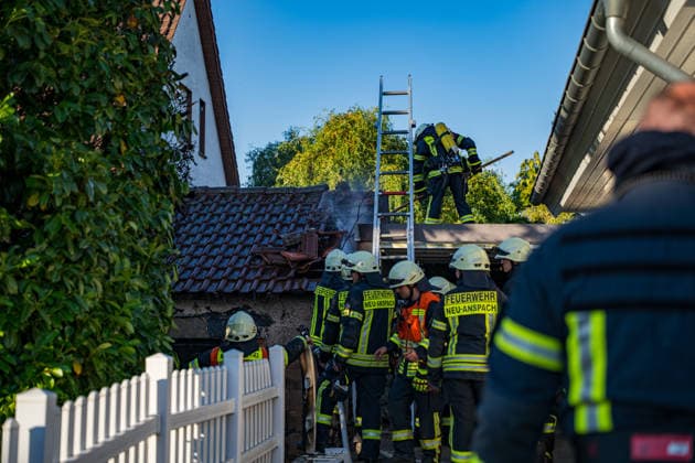Waldbrand bedroht Acker und Vogelschutzgehölz Garage brennt bei zweitem Einsatz am selben Abend Am 09.07.2026 wurden die Feuerwehren des Hintertaunus gegen 19:54 Uhr zu einem Waldbrand in Usingen alarmiert, bei dem eine 1200 Quadratmeter große Grasfläche brannte. Landwirte verhinderten mit einem Grubber die Ausbreitung auf einen angrenzenden Acker, während die Feuerwehren aus Usingen, Grävenwiesbach und Neu-Anspach die Wasserversorgung sicherstellten und Glutnester per Drohne löschten. Nach etwa zwei Stunden war der Brand gelöscht. Zusätzlich kam es am selben Abend zu einem Garagenbrand in einem Wohngebiet in Neu-Anspach, bei dem die Feuerwehr das Dach der Garage abdeckte, um verborgene Glutnester zu bekämpfen. Usingen Hessen