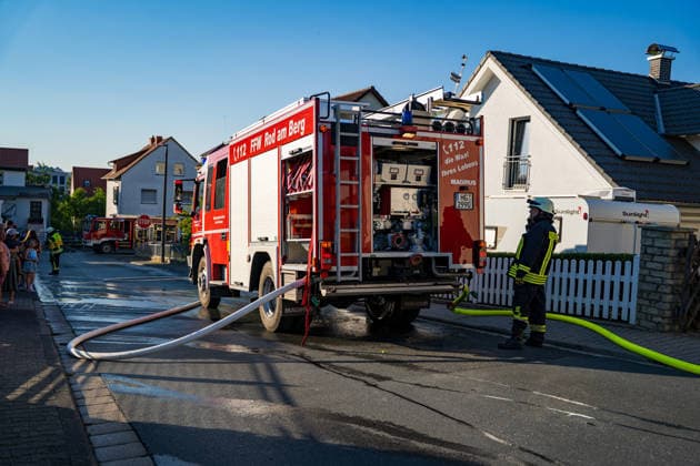 Waldbrand bedroht Acker und Vogelschutzgehölz Garage brennt bei zweitem Einsatz am selben Abend Am 09.07.2026 wurden die Feuerwehren des Hintertaunus gegen 19:54 Uhr zu einem Waldbrand in Usingen alarmiert, bei dem eine 1200 Quadratmeter große Grasfläche brannte. Landwirte verhinderten mit einem Grubber die Ausbreitung auf einen angrenzenden Acker, während die Feuerwehren aus Usingen, Grävenwiesbach und Neu-Anspach die Wasserversorgung sicherstellten und Glutnester per Drohne löschten. Nach etwa zwei Stunden war der Brand gelöscht. Zusätzlich kam es am selben Abend zu einem Garagenbrand in einem Wohngebiet in Neu-Anspach, bei dem die Feuerwehr das Dach der Garage abdeckte, um verborgene Glutnester zu bekämpfen. Usingen Hessen