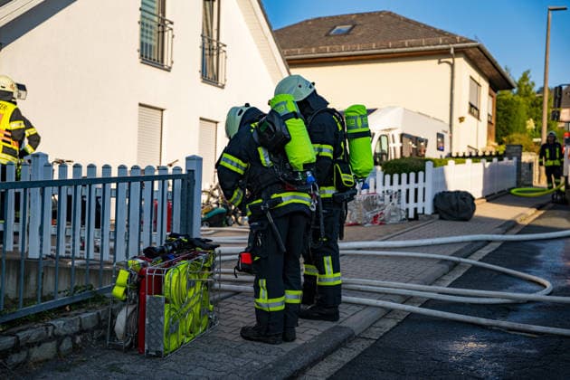 Waldbrand bedroht Acker und Vogelschutzgehölz Garage brennt bei zweitem Einsatz am selben Abend Am 09.07.2026 wurden die Feuerwehren des Hintertaunus gegen 19:54 Uhr zu einem Waldbrand in Usingen alarmiert, bei dem eine 1200 Quadratmeter große Grasfläche brannte. Landwirte verhinderten mit einem Grubber die Ausbreitung auf einen angrenzenden Acker, während die Feuerwehren aus Usingen, Grävenwiesbach und Neu-Anspach die Wasserversorgung sicherstellten und Glutnester per Drohne löschten. Nach etwa zwei Stunden war der Brand gelöscht. Zusätzlich kam es am selben Abend zu einem Garagenbrand in einem Wohngebiet in Neu-Anspach, bei dem die Feuerwehr das Dach der Garage abdeckte, um verborgene Glutnester zu bekämpfen. Usingen Hessen