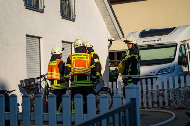 Waldbrand bedroht Acker und Vogelschutzgehölz Garage brennt bei zweitem Einsatz am selben Abend Am 09.07.2026 wurden die Feuerwehren des Hintertaunus gegen 19:54 Uhr zu einem Waldbrand in Usingen alarmiert, bei dem eine 1200 Quadratmeter große Grasfläche brannte. Landwirte verhinderten mit einem Grubber die Ausbreitung auf einen angrenzenden Acker, während die Feuerwehren aus Usingen, Grävenwiesbach und Neu-Anspach die Wasserversorgung sicherstellten und Glutnester per Drohne löschten. Nach etwa zwei Stunden war der Brand gelöscht. Zusätzlich kam es am selben Abend zu einem Garagenbrand in einem Wohngebiet in Neu-Anspach, bei dem die Feuerwehr das Dach der Garage abdeckte, um verborgene Glutnester zu bekämpfen. Usingen Hessen
