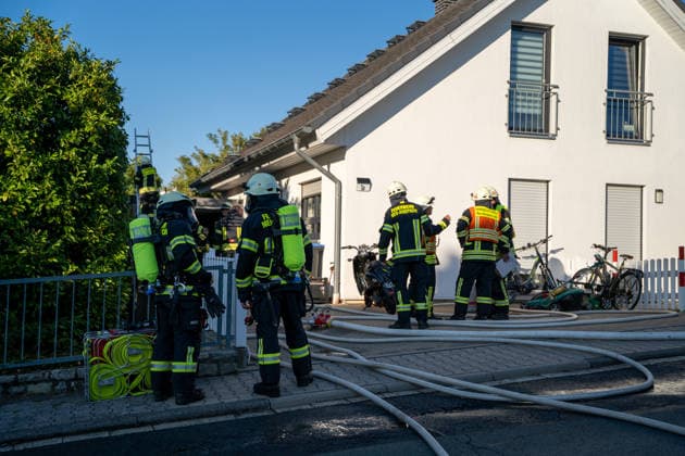 Waldbrand bedroht Acker und Vogelschutzgehölz Garage brennt bei zweitem Einsatz am selben Abend Am 09.07.2026 wurden die Feuerwehren des Hintertaunus gegen 19:54 Uhr zu einem Waldbrand in Usingen alarmiert, bei dem eine 1200 Quadratmeter große Grasfläche brannte. Landwirte verhinderten mit einem Grubber die Ausbreitung auf einen angrenzenden Acker, während die Feuerwehren aus Usingen, Grävenwiesbach und Neu-Anspach die Wasserversorgung sicherstellten und Glutnester per Drohne löschten. Nach etwa zwei Stunden war der Brand gelöscht. Zusätzlich kam es am selben Abend zu einem Garagenbrand in einem Wohngebiet in Neu-Anspach, bei dem die Feuerwehr das Dach der Garage abdeckte, um verborgene Glutnester zu bekämpfen. Usingen Hessen