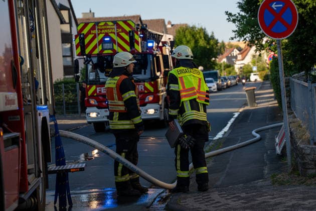 Waldbrand bedroht Acker und Vogelschutzgehölz Garage brennt bei zweitem Einsatz am selben Abend Am 09.07.2026 wurden die Feuerwehren des Hintertaunus gegen 19:54 Uhr zu einem Waldbrand in Usingen alarmiert, bei dem eine 1200 Quadratmeter große Grasfläche brannte. Landwirte verhinderten mit einem Grubber die Ausbreitung auf einen angrenzenden Acker, während die Feuerwehren aus Usingen, Grävenwiesbach und Neu-Anspach die Wasserversorgung sicherstellten und Glutnester per Drohne löschten. Nach etwa zwei Stunden war der Brand gelöscht. Zusätzlich kam es am selben Abend zu einem Garagenbrand in einem Wohngebiet in Neu-Anspach, bei dem die Feuerwehr das Dach der Garage abdeckte, um verborgene Glutnester zu bekämpfen. Usingen Hessen