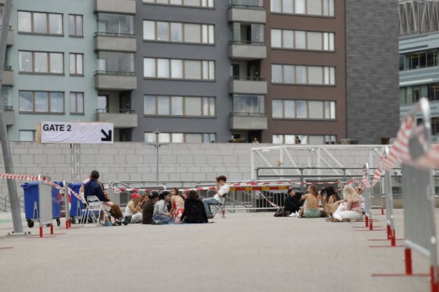 STOCKHOLM, SVERIGE 20260710 Fans köar utanför Strawberry arena inför Bad Bunnys första konsert i Stockholm under fredagen. STOCKHOLM SVERIGE x12190x *** STOCKHOLM, SWEDEN 20260710 Fans line up outside Strawberry Arena ahead of Bad Bunny s first concert in Stockholm on Friday STOCKHOLM SWEDEN x12190x  Copyright: xViktoriaxBank TTx BAD BUNNY KONSERT FANS jDk45YKz_bc
