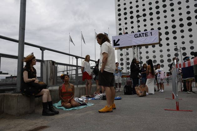 STOCKHOLM, SVERIGE 20260710 Fans köar utanför Strawberry arena inför Bad Bunnys första konsert i Stockholm under fredagen. STOCKHOLM SVERIGE x12190x *** STOCKHOLM, SWEDEN 20260710 Fans line up outside Strawberry Arena ahead of Bad Bunny s first concert in Stockholm on Friday STOCKHOLM SWEDEN x12190x  Copyright: xViktoriaxBank TTx BAD BUNNY KONSERT FANS kzlEwG0Nbls