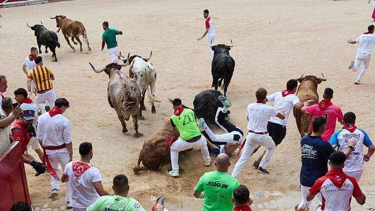Fourth running of the bulls of San Fermin 2026 with bulls from the Álvaro Nunez ranch in the section of the alley and entrance to the square, in Pamplona on July 10, 2026. Cuarto encierro de San Fermin 2026 con toros de la ganaderia de Alvaro Nunez en el tramo del callejon y entrada a la plaza, en Pamplona a 10 de julio de 2026. Inigo Alzugaray Cordon Press Cordon Press  InigoxAlzugaray @ialzu