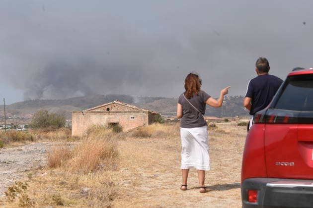 Wildfire in Los Gallardos, Almería: Two people watch the wildfire spread on July 10, 2026, in Los Gallardos, Almería, Andalusia, Spain. The wildfire that broke out this Thursday, July 9, in the Almería town of Los Gallardos has left eleven dead and eight injured, four of them seriously, according to the latest update, which notes that efforts are ongoing to determine whether there may be more victims, as 19 people are currently missing. In addition, some 200 personnel from the Military Emergency Unit (UME) have been deployed around the wildfire, which is showing an unfavorable trend. JULY 10, 2026 Javi Carrión July 10, 2026 Los Gallardos, Almería, Andaluci Los Gallardos, Almería, Andaluci Spain  Copyright: xJavixCarrionx 7657073