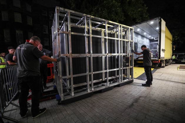 News Bilder des Tages The Bayeux tapestry in UK The Bayeux tapestry enclosed in an especially designed protective case and frame is unloaded from a lorry at the British museum after its journey from the city of Bayeux in Normandy. This is the first time the ancient tapestry has travelled abroad and will be displayed at the British museum in September Photograph by Richard Pohle  Copyright: xRichardxPohlex NINTCHDBPICT001094351312