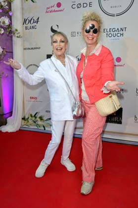 Barbara Schöne mit Gast bei der Sommerparty La Grande Bellezza im Restaurant Casa Bellucci. Berlin, 09.07.2026 *** Barbara Schöne with a guest at the La Grande Bellezza summer party at Casa Bellucci restaurant in Berlin, July 9, 2026 Foto:xM.xBehrensx xFuturexImagex bellucci_6707