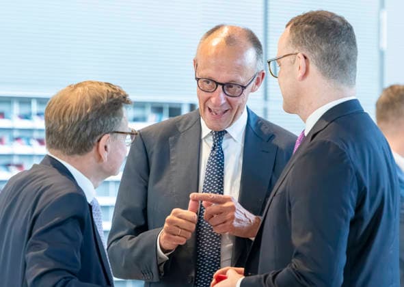 Wadephul + Merz + Spahn EUR, Deutschland, Berlin, 10.07.2026: Abstimmung GVK. l-r. Johann David Wadephul (CDU), Bundesminister des Auswärtigen , Bundeskanzler Friedrich Merz (CDU) und Jens Spahn - Fraktionsvorsitzender CDU CSU - zur Abstimmung im Bundestag. *** Wadephul, Merz, Spahn, EUR, Germany, Berlin, July 10, 2026, GVK Vote: Johann David Wadephul (CDU), Federal Minister of Foreign Affairs; Federal Chancellor Friedrich Merz (CDU); and Jens Spahn, CDU CSU Parliamentary Group Leader, on the vote in the Bundestag