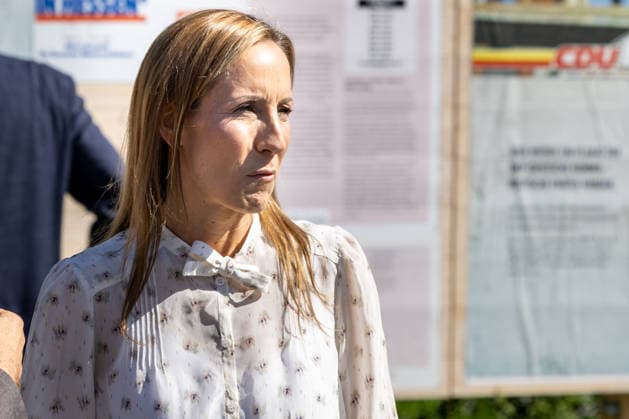 Astrid Wallmann besucht den Hessenpark 10.07.2026: Astrid Wallmann vor historischen Wahlplakaten im Hessenpark. Die Landtagspräsidentin von Hessen besucht im Zuge ihrer Sommerreise die Ferienspiele im Freilichtmuseum in Neu-Anspach. Sie informiert sich über die museumspädagogische Arbeit und die Angebote zur Umweltbildung für Kinder. Das Sommerprogramm steht in dieser Ferienwoche unter dem Motto Der Natur auf der Spur. Neu-Anspach Hessenpark Hessen Deutschland *** Astrid Wallmann Visits Hessenpark on July 10, 2026 Astrid Wallmann in front of historic election posters at Hessenpark The President of the Hessian State Parliament is visiting the summer activities at the open-air museum in Neu Anspach as part of her summer tour. She is