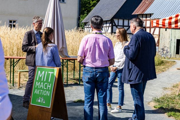Astrid Wallmann besucht den Hessenpark 10.07.2026: Landtagspräsidentin Astrid Wallmann inmitten einer Gruppe von Teilnehmerinnen und Teilnehmern des Pressetermins im Hessenpark. Im Rahmen ihrer Sommerreise besucht die Politikerin die Ferienspiele im Freilichtmuseum Hessenpark in Neu-Anspach. Sie informiert sich über die museumspädagogische Arbeit und die Angebote zur Umweltbildung für Kinder. Das Sommerprogramm steht in dieser Ferienwoche unter dem Motto Der Natur auf der Spur. Neu-Anspach Hessenpark Hessen Deutschland *** Astrid Wallmann Visits Hessenpark on July 10, 2026 State Parliament President Astrid Wallmann surrounded by a group of participants at the press event in Hessenpark As part of her summer tour, the politician is