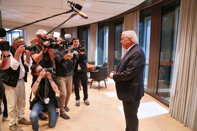 Berlin, Deutschland, 10.07.2026: Spreebogen: Bundespräsident Frank-Walter Steinmeier nimmt Amtsgeschäfte am Spreebogen auf: Erster Tag in seinem neuen Amtszimmer, Journalisten werden herumgeführt *** Berlin, Germany, July 10, 2026, Spreebogen: Federal President Frank Walter Steinmeier begins his official duties at the Spreebogen. On his first day in his new office, journalists are given a tour. Copyright: xdtsxNachrichtenagenturx dts_126961