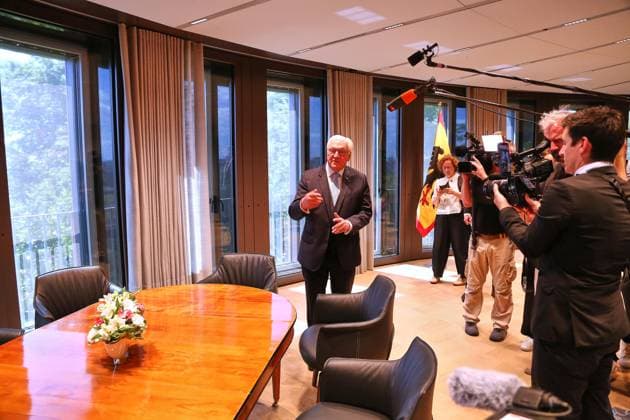 Berlin, Deutschland, 10.07.2026: Spreebogen: Bundespräsident Frank-Walter Steinmeier nimmt Amtsgeschäfte am Spreebogen auf: Erster Tag in seinem neuen Amtszimmer, Journalisten werden herumgeführt *** Berlin, Germany, July 10, 2026, Spreebogen: Federal President Frank Walter Steinmeier begins his official duties at the Spreebogen. On his first day in his new office, journalists are given a tour. Copyright: xdtsxNachrichtenagenturx dts_126962