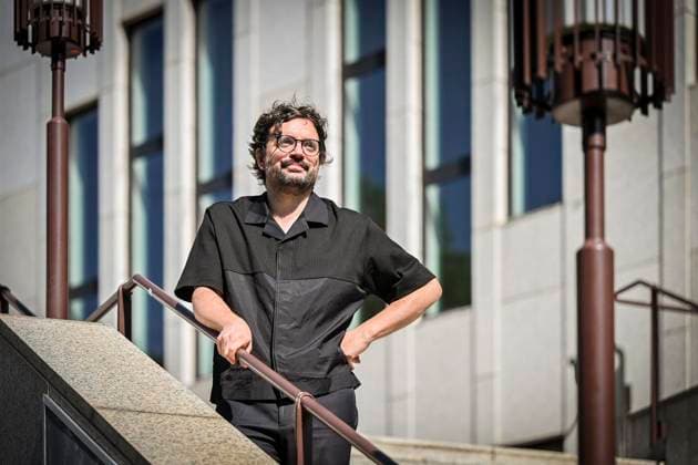 Erste Begegnung mit dem neuen Intendanten des Essener Aalto-Theaters. Julien Chavaz wird ab der Spielzeit 2028 29 Intendant am Essener Aalto-Theater. ** NUR FÜR REDAKTIONELLE ZWECKE ** EDITORIAL USE ONLY **<p>Julien Chavaz steht vor dem Aalto-Theater am Freitag, dem 10 07 2026. Erste Begegnung mit dem neuen Intendanten des Essener Aalto-Theaters. Julien Chavaz wird ab der Spielzeit 2028 29 Intendant am Essener Aalto-Theater. Deutschland NRW Essen Copyright: KerstinxKokoska *** First Meeting with the New Artistic Director of Essen’s Aalto Theater: Julien Chavaz Will Become Artistic Director of Essen’s Aalto Theater Starting in the 2028–29 Season ** FOR EDITORIAL USE ONLY ** EDITORIAL USE ONLY ** p Julien Chavaz stands in front of the Copyright: KerstinxKokoska doc86nl5sg18x1faewdioy ,EDITORIAL USE ONLY