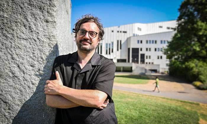 Erste Begegnung mit dem neuen Intendanten des Essener Aalto-Theaters. Julien Chavaz wird ab der Spielzeit 2028 29 Intendant am Essener Aalto-Theater. ** NUR FÜR REDAKTIONELLE ZWECKE ** EDITORIAL USE ONLY **<p>Julien Chavaz steht vor dem Aalto-Theater am Freitag, dem 10 07 2026. Erste Begegnung mit dem neuen Intendanten des Essener Aalto-Theaters. Julien Chavaz wird ab der Spielzeit 2028 29 Intendant am Essener Aalto-Theater. Deutschland NRW Essen Copyright: KerstinxKokoska *** First Meeting with the New Artistic Director of Essen’s Aalto Theater: Julien Chavaz Will Become Artistic Director of Essen’s Aalto Theater Starting in the 2028–29 Season ** FOR EDITORIAL USE ONLY ** EDITORIAL USE ONLY ** p Julien Chavaz stands in front of the Copyright: KerstinxKokoska doc86nl5ssms3l1a2nxbrrd ,EDITORIAL USE ONLY