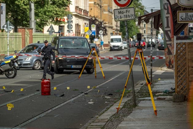 Leipzig, 10.07.2026: Mehrere Explosionen hielten Polizei und Rettungskräfte in der Nacht zum Freitag in Atem. Auf der Eutritzscher Straße wurde ein 18-Jähriger durch ein pyrotechnisches Erzeugnis schwer verletzt. Später kam es zudem zu weiteren Explosionen an der Georg-Schwarz-Straße sowie an der Universitätsstraße. Nach ersten Erkenntnissen prüfen die Ermittler, ob zwischen den späteren Vorfällen ein Zusammenhang besteht. Die Polizei hat die Ermittlungen aufgenommen. Hier der Tatort in der Georg Schwarz Straße Explosionen Leipzig *** Leipzig, July 10, 2026 Several explosions kept police and emergency responders on high alert overnight into Friday. On Eutritzscher Street, an 18-year-old was seriously injured by a pyrotechnic devi