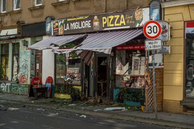 Leipzig, 10.07.2026: Mehrere Explosionen hielten Polizei und Rettungskräfte in der Nacht zum Freitag in Atem. Auf der Eutritzscher Straße wurde ein 18-Jähriger durch ein pyrotechnisches Erzeugnis schwer verletzt. Später kam es zudem zu weiteren Explosionen an der Georg-Schwarz-Straße sowie an der Universitätsstraße. Nach ersten Erkenntnissen prüfen die Ermittler, ob zwischen den späteren Vorfällen ein Zusammenhang besteht. Die Polizei hat die Ermittlungen aufgenommen. Hier der Tatort in der Georg Schwarz Straße Explosionen Leipzig *** Leipzig, July 10, 2026 Several explosions kept police and emergency responders on high alert overnight into Friday. On Eutritzscher Street, an 18-year-old was seriously injured by a pyrotechnic devi