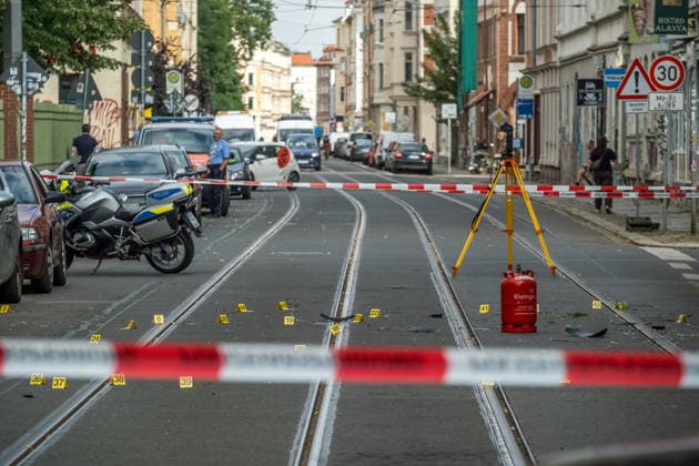 Leipzig, 10.07.2026: Mehrere Explosionen hielten Polizei und Rettungskräfte in der Nacht zum Freitag in Atem. Auf der Eutritzscher Straße wurde ein 18-Jähriger durch ein pyrotechnisches Erzeugnis schwer verletzt. Später kam es zudem zu weiteren Explosionen an der Georg-Schwarz-Straße sowie an der Universitätsstraße. Nach ersten Erkenntnissen prüfen die Ermittler, ob zwischen den späteren Vorfällen ein Zusammenhang besteht. Die Polizei hat die Ermittlungen aufgenommen. Hier der Tatort in der Georg Schwarz Straße Explosionen Leipzig *** Leipzig, July 10, 2026 Several explosions kept police and emergency responders on high alert overnight into Friday. On Eutritzscher Street, an 18-year-old was seriously injured by a pyrotechnic devi