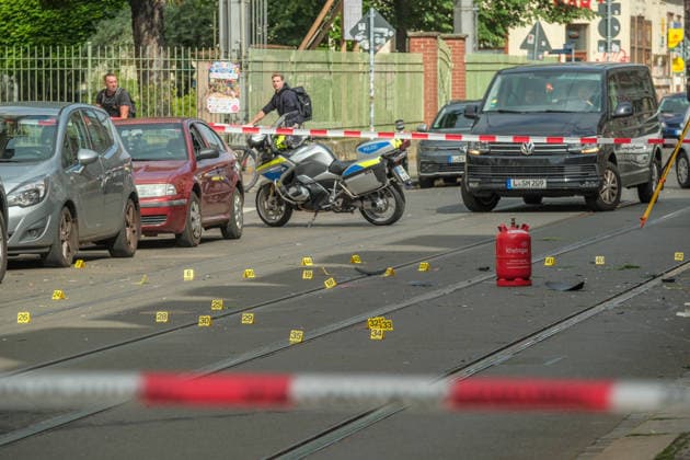 Leipzig, 10.07.2026: Mehrere Explosionen hielten Polizei und Rettungskräfte in der Nacht zum Freitag in Atem. Auf der Eutritzscher Straße wurde ein 18-Jähriger durch ein pyrotechnisches Erzeugnis schwer verletzt. Später kam es zudem zu weiteren Explosionen an der Georg-Schwarz-Straße sowie an der Universitätsstraße. Nach ersten Erkenntnissen prüfen die Ermittler, ob zwischen den späteren Vorfällen ein Zusammenhang besteht. Die Polizei hat die Ermittlungen aufgenommen. Hier der Tatort in der Georg Schwarz Straße Explosionen Leipzig *** Leipzig, July 10, 2026 Several explosions kept police and emergency responders on high alert overnight into Friday. On Eutritzscher Street, an 18-year-old was seriously injured by a pyrotechnic devi