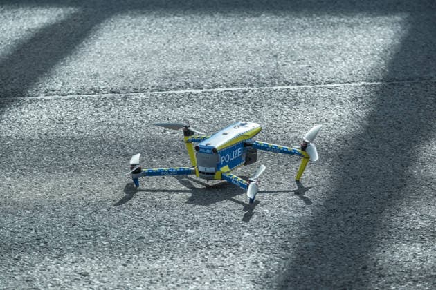 Leipzig, 10.07.2026: Mehrere Explosionen hielten Polizei und Rettungskräfte in der Nacht zum Freitag in Atem. Auf der Eutritzscher Straße wurde ein 18-Jähriger durch ein pyrotechnisches Erzeugnis schwer verletzt. Später kam es zudem zu weiteren Explosionen an der Georg-Schwarz-Straße sowie an der Universitätsstraße. Nach ersten Erkenntnissen prüfen die Ermittler, ob zwischen den späteren Vorfällen ein Zusammenhang besteht. Die Polizei hat die Ermittlungen aufgenommen. Hier der Tatort Universitätsstraße. Symbolfoto Polizeidrohne Explosionen Leipzig *** Leipzig, July 10, 2026 Several explosions kept police and emergency responders on high alert overnight into Friday. On Eutritzscher Straße, an 18-year-old was seriously injured by