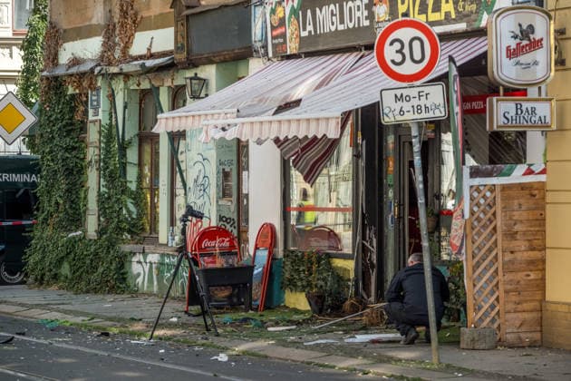 Leipzig, 10.07.2026: Mehrere Explosionen hielten Polizei und Rettungskräfte in der Nacht zum Freitag in Atem. Auf der Eutritzscher Straße wurde ein 18-Jähriger durch ein pyrotechnisches Erzeugnis schwer verletzt. Später kam es zudem zu weiteren Explosionen an der Georg-Schwarz-Straße sowie an der Universitätsstraße. Nach ersten Erkenntnissen prüfen die Ermittler, ob zwischen den späteren Vorfällen ein Zusammenhang besteht. Die Polizei hat die Ermittlungen aufgenommen. Hier der Tatort in der Georg Schwarz Straße Explosionen Leipzig *** Leipzig, July 10, 2026 Several explosions kept police and emergency responders on high alert overnight into Friday. On Eutritzscher Street, an 18-year-old was seriously injured by a pyrotechnic devi