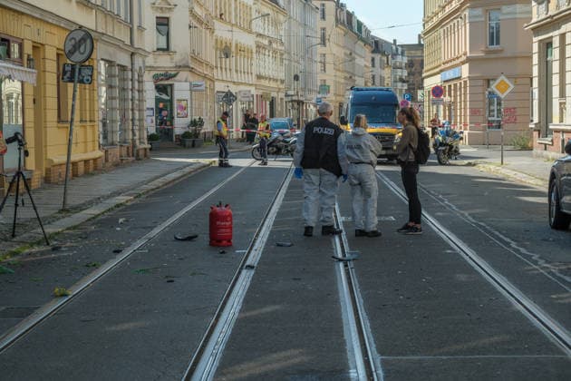 Leipzig, 10.07.2026: Mehrere Explosionen hielten Polizei und Rettungskräfte in der Nacht zum Freitag in Atem. Auf der Eutritzscher Straße wurde ein 18-Jähriger durch ein pyrotechnisches Erzeugnis schwer verletzt. Später kam es zudem zu weiteren Explosionen an der Georg-Schwarz-Straße sowie an der Universitätsstraße. Nach ersten Erkenntnissen prüfen die Ermittler, ob zwischen den späteren Vorfällen ein Zusammenhang besteht. Die Polizei hat die Ermittlungen aufgenommen. Hier der Tatort in der Georg Schwarz Straße Explosionen Leipzig *** Leipzig, July 10, 2026 Several explosions kept police and emergency responders on high alert overnight into Friday. On Eutritzscher Street, an 18-year-old was seriously injured by a pyrotechnic devi