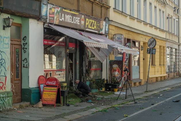 Leipzig, 10.07.2026: Mehrere Explosionen hielten Polizei und Rettungskräfte in der Nacht zum Freitag in Atem. Auf der Eutritzscher Straße wurde ein 18-Jähriger durch ein pyrotechnisches Erzeugnis schwer verletzt. Später kam es zudem zu weiteren Explosionen an der Georg-Schwarz-Straße sowie an der Universitätsstraße. Nach ersten Erkenntnissen prüfen die Ermittler, ob zwischen den späteren Vorfällen ein Zusammenhang besteht. Die Polizei hat die Ermittlungen aufgenommen. Hier der Tatort in der Georg Schwarz Straße Explosionen Leipzig *** Leipzig, July 10, 2026 Several explosions kept police and emergency responders on high alert overnight into Friday. On Eutritzscher Street, an 18-year-old was seriously injured by a pyrotechnic devi