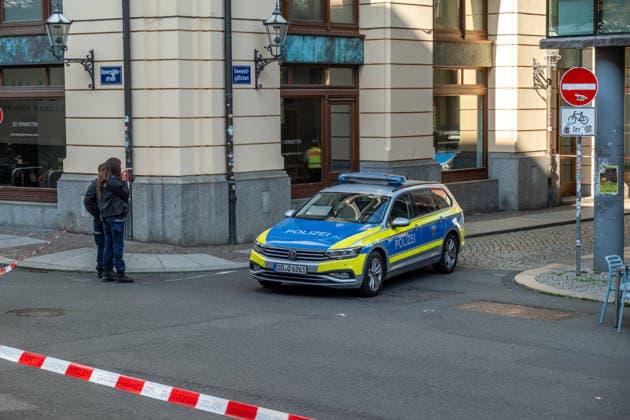 Leipzig, 10.07.2026: Mehrere Explosionen hielten Polizei und Rettungskräfte in der Nacht zum Freitag in Atem. Auf der Eutritzscher Straße wurde ein 18-Jähriger durch ein pyrotechnisches Erzeugnis schwer verletzt. Später kam es zudem zu weiteren Explosionen an der Georg-Schwarz-Straße sowie an der Universitätsstraße. Nach ersten Erkenntnissen prüfen die Ermittler, ob zwischen den späteren Vorfällen ein Zusammenhang besteht. Die Polizei hat die Ermittlungen aufgenommen. Hier der Tatort Universitätsstraße Explosionen Leipzig *** Leipzig, July 10, 2026 Several explosions kept police and emergency responders on high alert overnight into Friday. On Eutritzscher Straße, an 18-year-old was seriously injured by a pyrotechnic device. Late