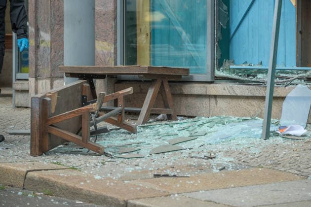 Leipzig, 10.07.2026: Mehrere Explosionen hielten Polizei und Rettungskräfte in der Nacht zum Freitag in Atem. Auf der Eutritzscher Straße wurde ein 18-Jähriger durch ein pyrotechnisches Erzeugnis schwer verletzt. Später kam es zudem zu weiteren Explosionen an der Georg-Schwarz-Straße sowie an der Universitätsstraße. Nach ersten Erkenntnissen prüfen die Ermittler, ob zwischen den späteren Vorfällen ein Zusammenhang besteht. Die Polizei hat die Ermittlungen aufgenommen. Hier der Tatort Universitätsstraße Explosionen Leipzig *** Leipzig, July 10, 2026 Several explosions kept police and emergency responders on high alert overnight into Friday. On Eutritzscher Straße, an 18-year-old was seriously injured by a pyrotechnic device. Late
