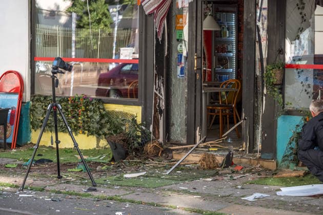 Leipzig, 10.07.2026: Mehrere Explosionen hielten Polizei und Rettungskräfte in der Nacht zum Freitag in Atem. Auf der Eutritzscher Straße wurde ein 18-Jähriger durch ein pyrotechnisches Erzeugnis schwer verletzt. Später kam es zudem zu weiteren Explosionen an der Georg-Schwarz-Straße sowie an der Universitätsstraße. Nach ersten Erkenntnissen prüfen die Ermittler, ob zwischen den späteren Vorfällen ein Zusammenhang besteht. Die Polizei hat die Ermittlungen aufgenommen. Hier der Tatort in der Georg Schwarz Straße Explosionen Leipzig *** Leipzig, July 10, 2026 Several explosions kept police and emergency responders on high alert overnight into Friday. On Eutritzscher Street, an 18-year-old was seriously injured by a pyrotechnic devi