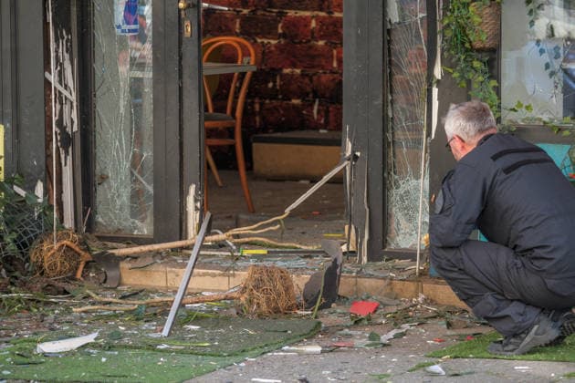 Leipzig, 10.07.2026: Mehrere Explosionen hielten Polizei und Rettungskräfte in der Nacht zum Freitag in Atem. Auf der Eutritzscher Straße wurde ein 18-Jähriger durch ein pyrotechnisches Erzeugnis schwer verletzt. Später kam es zudem zu weiteren Explosionen an der Georg-Schwarz-Straße sowie an der Universitätsstraße. Nach ersten Erkenntnissen prüfen die Ermittler, ob zwischen den späteren Vorfällen ein Zusammenhang besteht. Die Polizei hat die Ermittlungen aufgenommen. Hier der Tatort in der Georg Schwarz Straße Explosionen Leipzig *** Leipzig, July 10, 2026 Several explosions kept police and emergency responders on high alert overnight into Friday. On Eutritzscher Street, an 18-year-old was seriously injured by a pyrotechnic devi