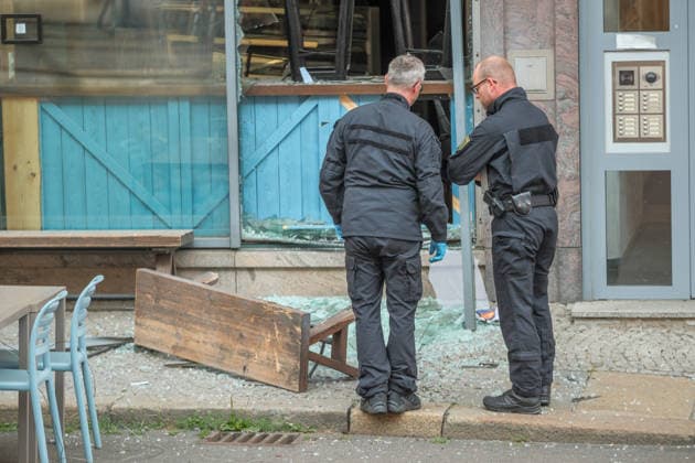 Leipzig, 10.07.2026: Mehrere Explosionen hielten Polizei und Rettungskräfte in der Nacht zum Freitag in Atem. Auf der Eutritzscher Straße wurde ein 18-Jähriger durch ein pyrotechnisches Erzeugnis schwer verletzt. Später kam es zudem zu weiteren Explosionen an der Georg-Schwarz-Straße sowie an der Universitätsstraße. Nach ersten Erkenntnissen prüfen die Ermittler, ob zwischen den späteren Vorfällen ein Zusammenhang besteht. Die Polizei hat die Ermittlungen aufgenommen. Hier der Tatort Universitätsstraße Explosionen Leipzig *** Leipzig, July 10, 2026 Several explosions kept police and emergency responders on high alert overnight into Friday. On Eutritzscher Straße, an 18-year-old was seriously injured by a pyrotechnic device. Late