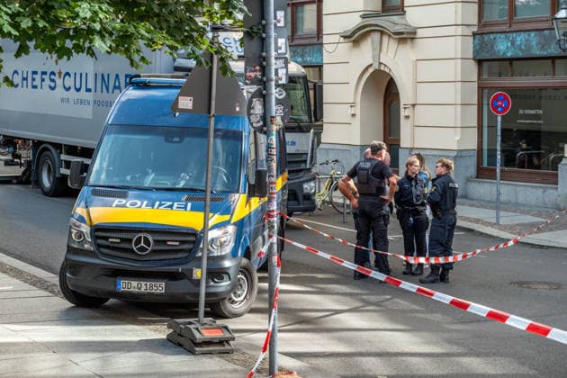 Leipzig, 10.07.2026: Mehrere Explosionen hielten Polizei und Rettungskräfte in der Nacht zum Freitag in Atem. Auf der Eutritzscher Straße wurde ein 18-Jähriger durch ein pyrotechnisches Erzeugnis schwer verletzt. Später kam es zudem zu weiteren Explosionen an der Georg-Schwarz-Straße sowie an der Universitätsstraße. Nach ersten Erkenntnissen prüfen die Ermittler, ob zwischen den späteren Vorfällen ein Zusammenhang besteht. Die Polizei hat die Ermittlungen aufgenommen. Hier der Tatort Universitätsstraße Explosionen Leipzig *** Leipzig, July 10, 2026 Several explosions kept police and emergency responders on high alert overnight into Friday. On Eutritzscher Straße, an 18-year-old was seriously injured by a pyrotechnic device. Late