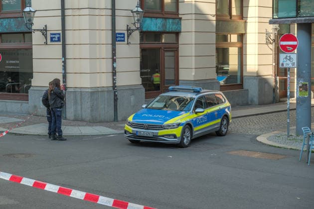 Leipzig, 10.07.2026: Mehrere Explosionen hielten Polizei und Rettungskräfte in der Nacht zum Freitag in Atem. Auf der Eutritzscher Straße wurde ein 18-Jähriger durch ein pyrotechnisches Erzeugnis schwer verletzt. Später kam es zudem zu weiteren Explosionen an der Georg-Schwarz-Straße sowie an der Universitätsstraße. Nach ersten Erkenntnissen prüfen die Ermittler, ob zwischen den späteren Vorfällen ein Zusammenhang besteht. Die Polizei hat die Ermittlungen aufgenommen. Hier der Tatort Universitätsstraße Explosionen Leipzig *** Leipzig, July 10, 2026 Several explosions kept police and emergency responders on high alert overnight into Friday. On Eutritzscher Straße, an 18-year-old was seriously injured by a pyrotechnic device. Late