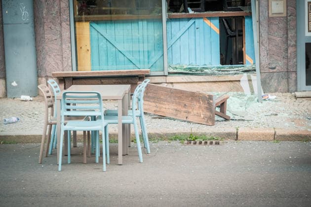 Leipzig, 10.07.2026: Mehrere Explosionen hielten Polizei und Rettungskräfte in der Nacht zum Freitag in Atem. Auf der Eutritzscher Straße wurde ein 18-Jähriger durch ein pyrotechnisches Erzeugnis schwer verletzt. Später kam es zudem zu weiteren Explosionen an der Georg-Schwarz-Straße sowie an der Universitätsstraße. Nach ersten Erkenntnissen prüfen die Ermittler, ob zwischen den späteren Vorfällen ein Zusammenhang besteht. Die Polizei hat die Ermittlungen aufgenommen. Hier der Tatort Universitätsstraße Explosionen Leipzig *** Leipzig, July 10, 2026 Several explosions kept police and emergency responders on high alert overnight into Friday. On Eutritzscher Straße, an 18-year-old was seriously injured by a pyrotechnic device. Late
