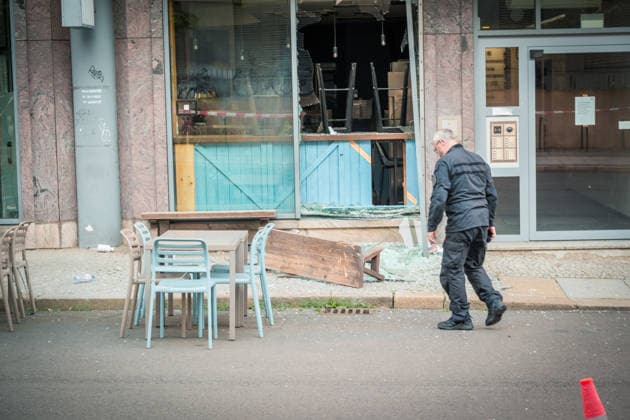 Leipzig, 10.07.2026: Mehrere Explosionen hielten Polizei und Rettungskräfte in der Nacht zum Freitag in Atem. Auf der Eutritzscher Straße wurde ein 18-Jähriger durch ein pyrotechnisches Erzeugnis schwer verletzt. Später kam es zudem zu weiteren Explosionen an der Georg-Schwarz-Straße sowie an der Universitätsstraße. Nach ersten Erkenntnissen prüfen die Ermittler, ob zwischen den späteren Vorfällen ein Zusammenhang besteht. Die Polizei hat die Ermittlungen aufgenommen. Hier der Tatort Universitätsstraße Explosionen Leipzig *** Leipzig, July 10, 2026 Several explosions kept police and emergency responders on high alert overnight into Friday. On Eutritzscher Straße, an 18-year-old was seriously injured by a pyrotechnic device. Late