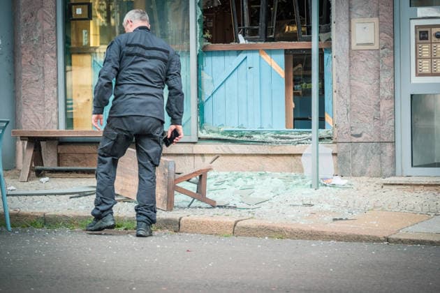 Leipzig, 10.07.2026: Mehrere Explosionen hielten Polizei und Rettungskräfte in der Nacht zum Freitag in Atem. Auf der Eutritzscher Straße wurde ein 18-Jähriger durch ein pyrotechnisches Erzeugnis schwer verletzt. Später kam es zudem zu weiteren Explosionen an der Georg-Schwarz-Straße sowie an der Universitätsstraße. Nach ersten Erkenntnissen prüfen die Ermittler, ob zwischen den späteren Vorfällen ein Zusammenhang besteht. Die Polizei hat die Ermittlungen aufgenommen. Hier der Tatort Universitätsstraße Explosionen Leipzig *** Leipzig, July 10, 2026 Several explosions kept police and emergency responders on high alert overnight into Friday. On Eutritzscher Straße, an 18-year-old was seriously injured by a pyrotechnic device. Late