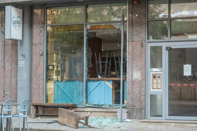 Leipzig, 10.07.2026: Mehrere Explosionen hielten Polizei und Rettungskräfte in der Nacht zum Freitag in Atem. Auf der Eutritzscher Straße wurde ein 18-Jähriger durch ein pyrotechnisches Erzeugnis schwer verletzt. Später kam es zudem zu weiteren Explosionen an der Georg-Schwarz-Straße sowie an der Universitätsstraße. Nach ersten Erkenntnissen prüfen die Ermittler, ob zwischen den späteren Vorfällen ein Zusammenhang besteht. Die Polizei hat die Ermittlungen aufgenommen. Hier der Tatort Universitätsstraße Explosionen Leipzig *** Leipzig, July 10, 2026 Several explosions kept police and emergency responders on high alert overnight into Friday. On Eutritzscher Straße, an 18-year-old was seriously injured by a pyrotechnic device. Late