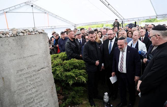 News Bilder des Tages 85th anniversary of the Jedwabne massacre Photo: Anita Walczewska East News, The 85th anniversary of the Jedwabne massacre, at 10 July 2026 in northeastern Poland. A tragedy took place on 1941 during the German occupation of Poland. In contrast to the official commemorations, Grzegorz Braun?s Confederation of the Polish Crown - a far-right politician who questions the role of Poles in the murder of hundreds of Jews - is organizing its own event. Pictured: Chief Rabbi of Poland Michael Schudrich (2R) and Father Wojciech Lemanski (R) during a prayer ceremony at the Memorial to the Murdered Jews of Jedwabne EN_01680706_0013 