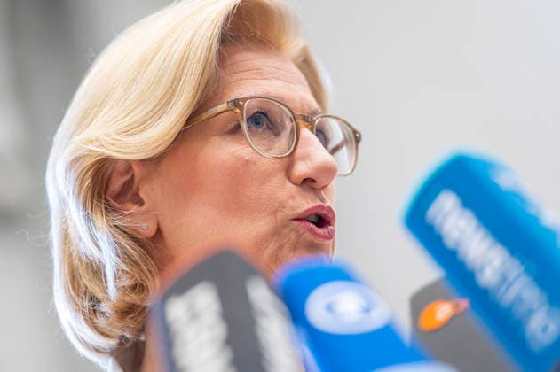 Anke Rehlinger EUR, Deutschland, Berlin, 10.07.2026: 1067. Sitzung des Bundesrat. Ablehnung zur GVK. Anke Rehlinger (SPD) Ministerpräsidentin des Saarland die Reform der GVK vertagen und nicht zustimmen *** Anke Rehlinger, EUR, Germany, Berlin, July 10, 2026, 1067th Session of the Bundesrat: Rejection of the GVK. Anke Rehlinger, SPD, Minister-President of Saarland: Postpone the GVK reform and do not approve it.