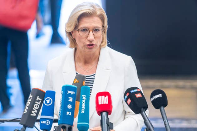 Anke Rehlinger EUR, Deutschland, Berlin, 10.07.2026: 1067. Sitzung des Bundesrat. Ablehnung zur GVK. Anke Rehlinger (SPD) Ministerpräsidentin des Saarland die Reform der GVK vertagen und nicht zustimmen *** Anke Rehlinger, EUR, Germany, Berlin, July 10, 2026, 1067th Session of the Bundesrat: Rejection of the GVK. Anke Rehlinger, SPD, Minister-President of Saarland: Postpone the GVK reform and do not approve it.