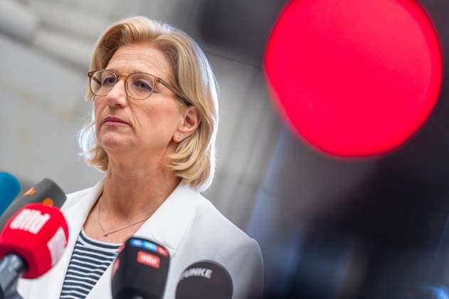 Anke Rehlinger EUR, Deutschland, Berlin, 10.07.2026: 1067. Sitzung des Bundesrat. Ablehnung zur GVK. Anke Rehlinger (SPD) Ministerpräsidentin des Saarland die Reform der GVK vertagen und nicht zustimmen *** Anke Rehlinger, EUR, Germany, Berlin, July 10, 2026, 1067th Session of the Bundesrat: Rejection of the GVK. Anke Rehlinger, SPD, Minister-President of Saarland: Postpone the GVK reform and do not approve it.