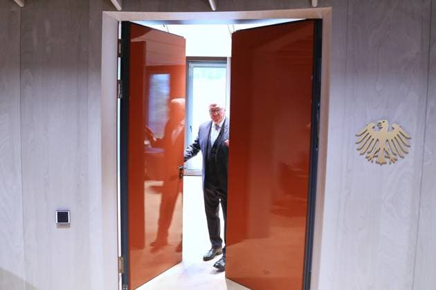 Berlin, Deutschland, 10.07.2026: Spreebogen: Bundespräsident Frank-Walter Steinmeier nimmt Amtsgeschäfte am Spreebogen auf: Erster Tag in seinem neuen Amtszimmer, Journalisten werden herumgeführt *** Berlin, Germany, July 10, 2026, Spreebogen: Federal President Frank Walter Steinmeier begins his official duties at the Spreebogen. On his first day in his new office, journalists are given a tour. Copyright: xdtsxNachrichtenagenturx dts_126983