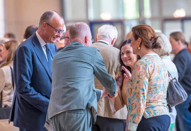 Friedrich Merz + Matthias Miersch + Gitta Connemann EUR, Deutschland, Berlin, 10.07.2026: Abstimmung GVK. Bundeskanzler Friedrich Merz (CDU) bedankt sich bei dem SPD -Fraktionsvorsitenden Matthias Miersch dieser bedankt sich bei Gitta Connemann (CDU) zur Abstimmung im Bundestag *** Friedrich Merz, Matthias Miersch, Gitta Connemann, EUR, Germany, Berlin, July 10, 2026, GVK vote: Federal Chancellor Friedrich Merz (CDU) thanks SPD parliamentary group leader Matthias Miersch, who in turn thanks Gitta Connemann (CDU) for the vote in the Bundestag