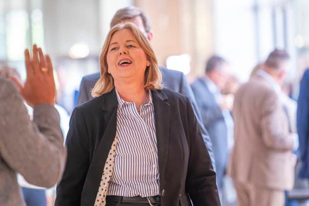 Bärbel Bas EUR, Deutschland, Berlin, 10.07.2026: Abstimmung GVK. Jemand bedankt sich bei Bärbel Bas (SPD), Bundesministerin für Arbeit und Soziales nach der Abstimmung im Bundestag auf der Plenarsaalebene. *** Bärbel Bas (EUR), Germany, Berlin, July 10, 2026, GVK vote. Someone thanks Bärbel Bas (SPD), Federal Minister of Labor and Social Affairs, after the vote in the Bundestag on the plenary hall level.