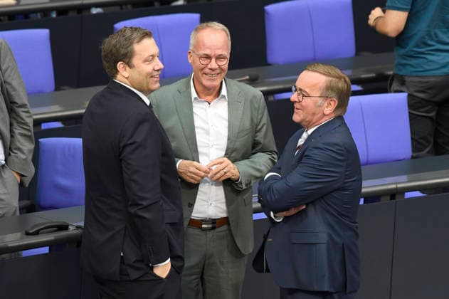 Lars Klingbeil, Matthias Miersch und Boris Pistorius in der 90. Sitzung des 21. Deutschen Bundestages im Reichstagsgebäude. Berlin, 10.07.2026 *** Lars Klingbeil, Matthias Miersch, and Boris Pistorius at the 90th session of the 21st German Bundestag in the Reichstag building in Berlin, July 10, 2026 Foto:xF.xKernx xFuturexImagex bundestagssitzung90_6715