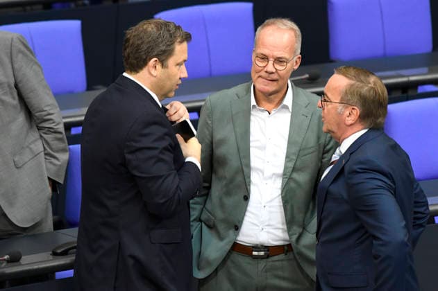 Lars Klingbeil, Matthias Miersch und Boris Pistorius in der 90. Sitzung des 21. Deutschen Bundestages im Reichstagsgebäude. Berlin, 10.07.2026 *** Lars Klingbeil, Matthias Miersch, and Boris Pistorius at the 90th session of the 21st German Bundestag in the Reichstag building in Berlin, July 10, 2026 Foto:xF.xKernx xFuturexImagex bundestagssitzung90_6716