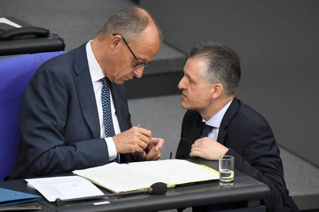 Friedrich Merz und Thorsten Frei in der 90. Sitzung des 21. Deutschen Bundestages im Reichstagsgebäude. Berlin, 10.07.2026 *** Friedrich Merz and Thorsten Frei at the 90th session of the 21st German Bundestag in the Reichstag building in Berlin, July 10, 2026 Foto:xF.xKernx xFuturexImagex bundestagssitzung90_6748