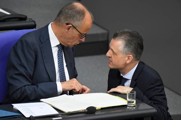 Friedrich Merz und Thorsten Frei in der 90. Sitzung des 21. Deutschen Bundestages im Reichstagsgebäude. Berlin, 10.07.2026 *** Friedrich Merz and Thorsten Frei at the 90th session of the 21st German Bundestag in the Reichstag building in Berlin, July 10, 2026 Foto:xF.xKernx xFuturexImagex bundestagssitzung90_6749