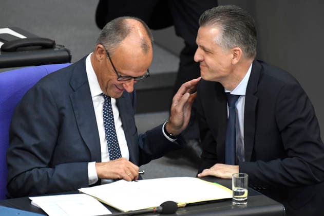 Friedrich Merz und Thorsten Frei in der 90. Sitzung des 21. Deutschen Bundestages im Reichstagsgebäude. Berlin, 10.07.2026 *** Friedrich Merz and Thorsten Frei at the 90th session of the 21st German Bundestag in the Reichstag building in Berlin, July 10, 2026 Foto:xF.xKernx xFuturexImagex bundestagssitzung90_6750